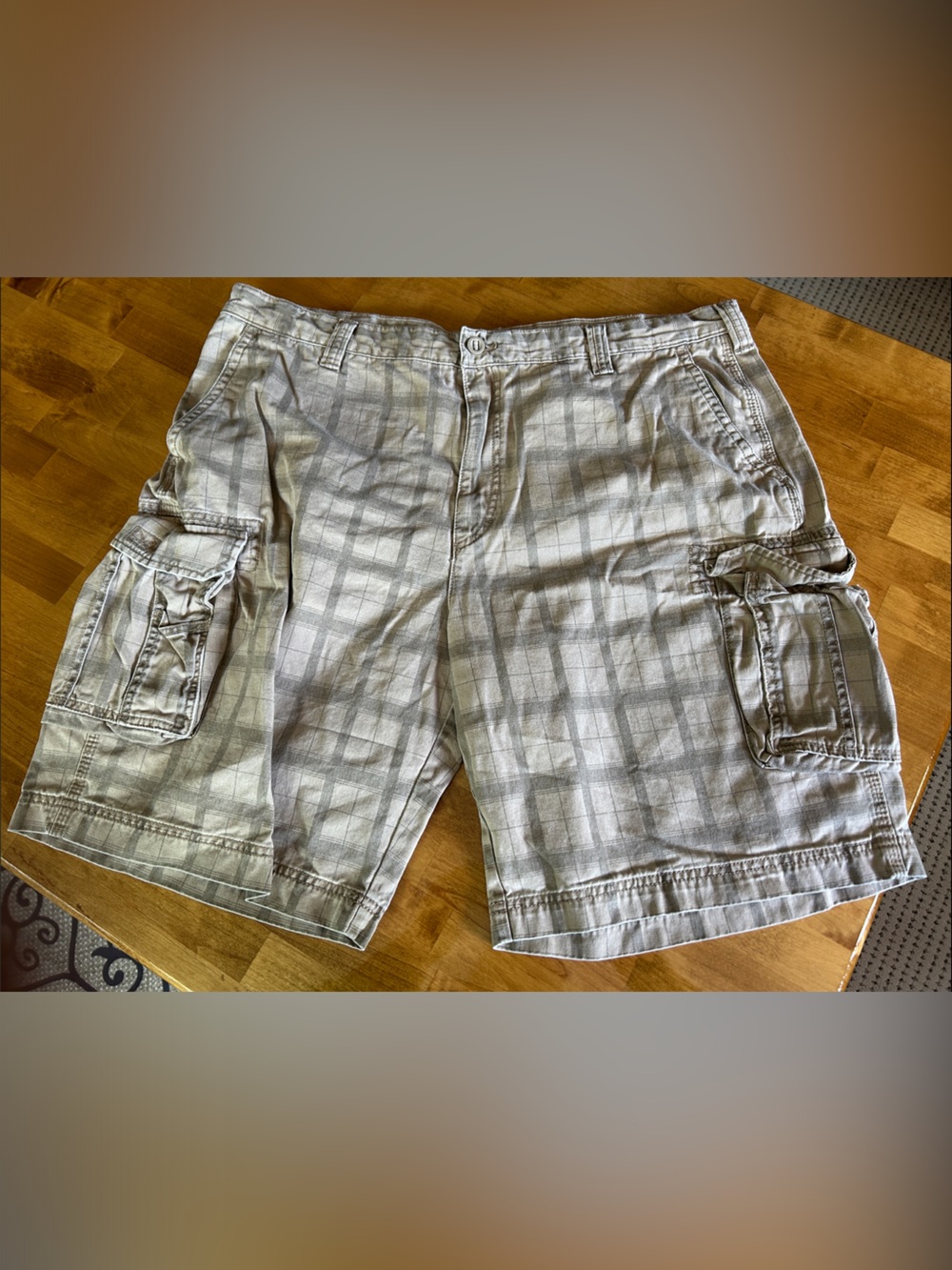 Izod Men's Light Gray Plaid Cargo Shorts